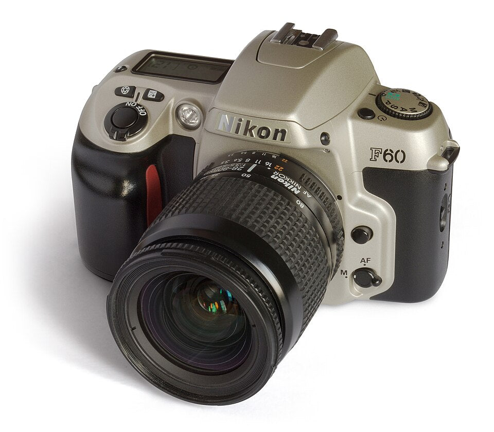 Nikon F60 Silver con obiettivo AF Nikkor 28-80mm